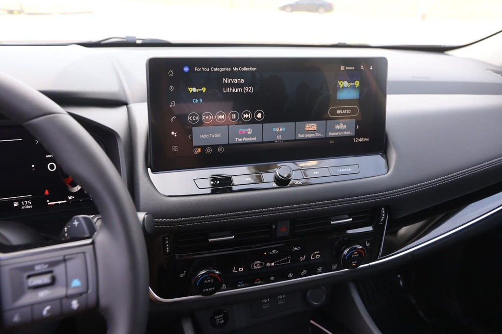 Nissan Rogue Vehicle Full-screen Gallery Image 16