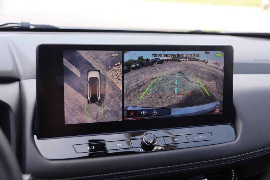 Nissan Rogue Vehicle Full-screen Gallery Image 18