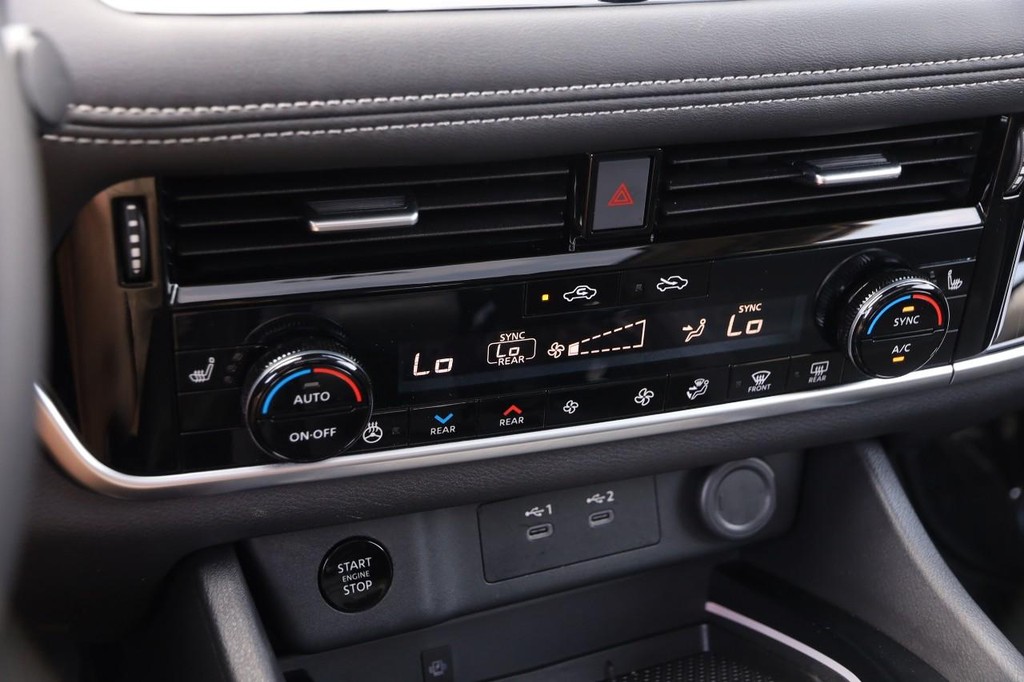 Nissan Rogue Vehicle Full-screen Gallery Image 19