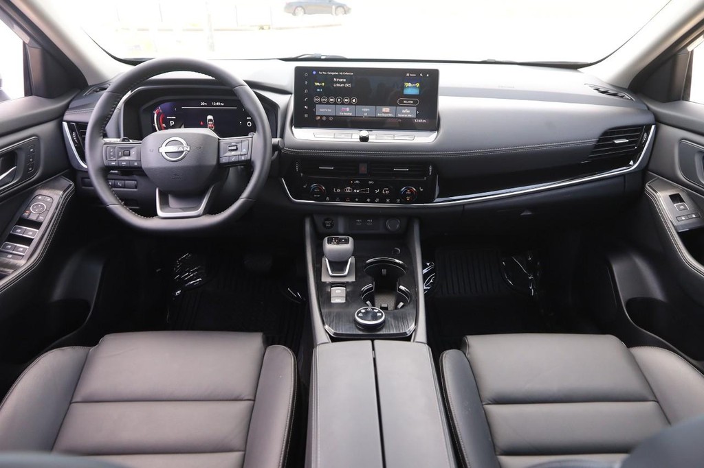 Nissan Rogue Vehicle Full-screen Gallery Image 22