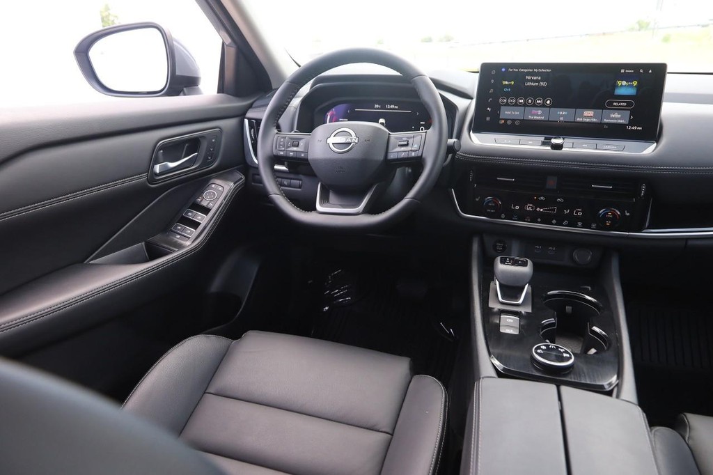 Nissan Rogue Vehicle Full-screen Gallery Image 23
