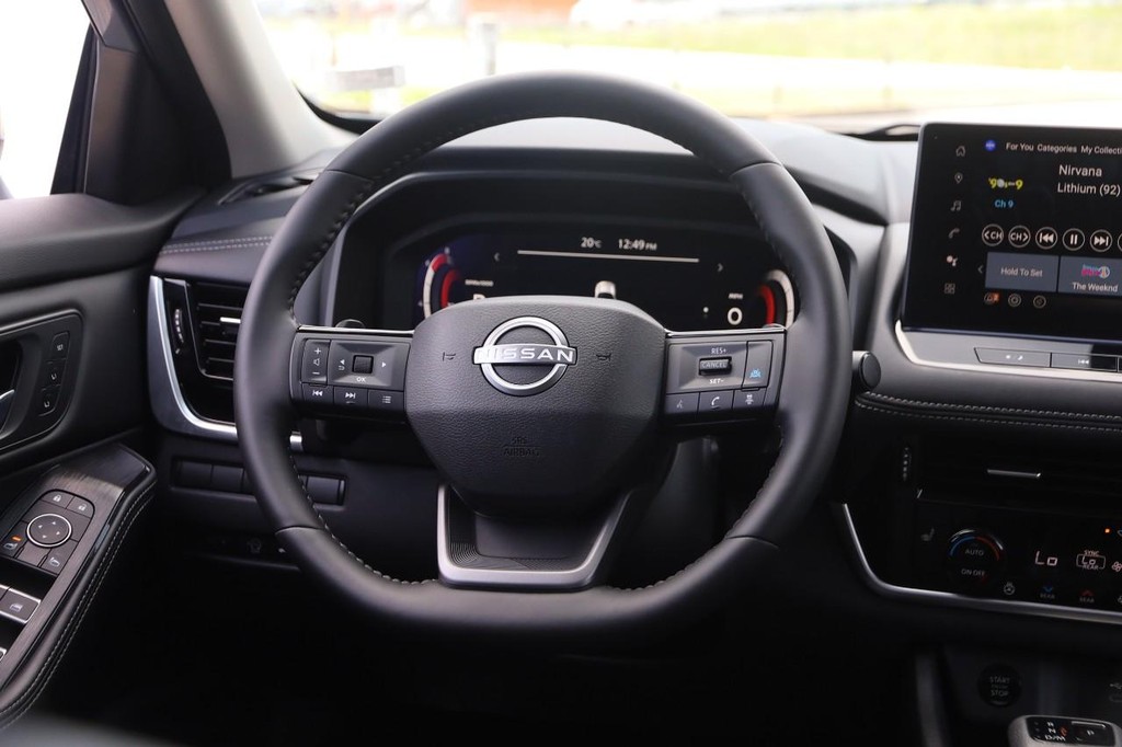 Nissan Rogue Vehicle Full-screen Gallery Image 24