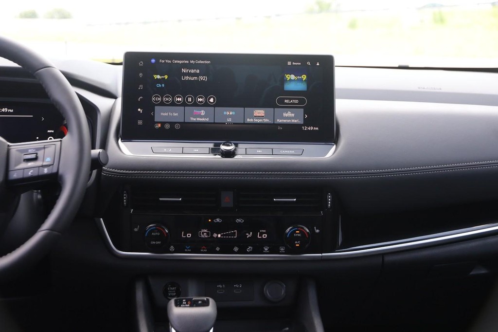 Nissan Rogue Vehicle Full-screen Gallery Image 25