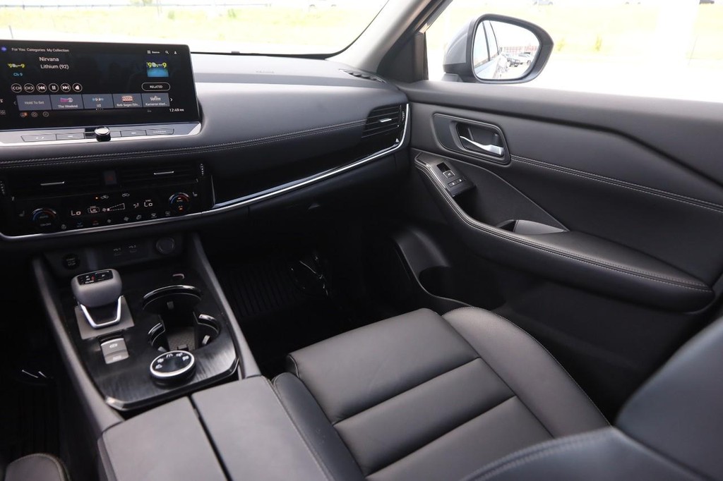 Nissan Rogue Vehicle Full-screen Gallery Image 26
