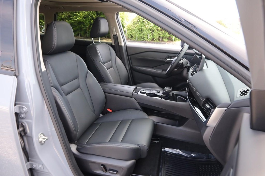 Nissan Rogue Vehicle Full-screen Gallery Image 27
