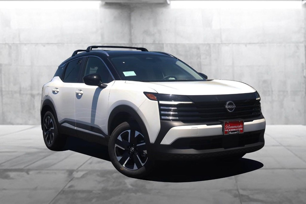 Nissan Kicks Vehicle Full-screen Gallery Image 2