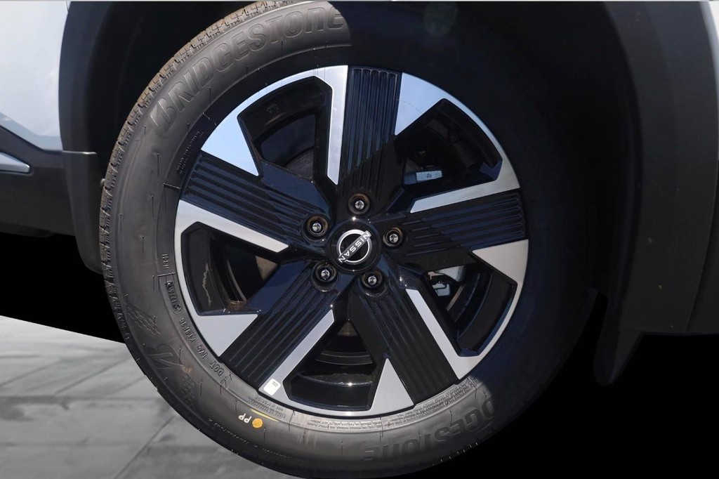 Nissan Kicks Vehicle Full-screen Gallery Image 3