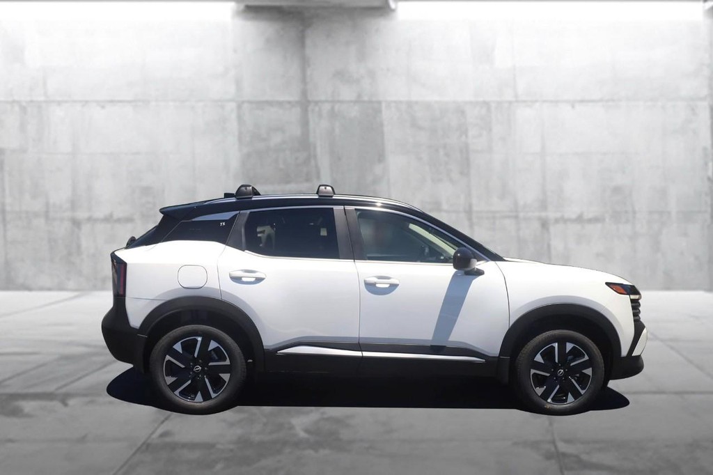 Nissan Kicks Vehicle Full-screen Gallery Image 5