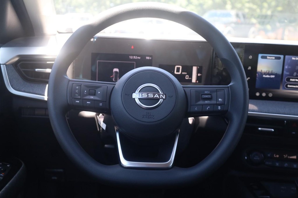 Nissan Kicks Vehicle Full-screen Gallery Image 8