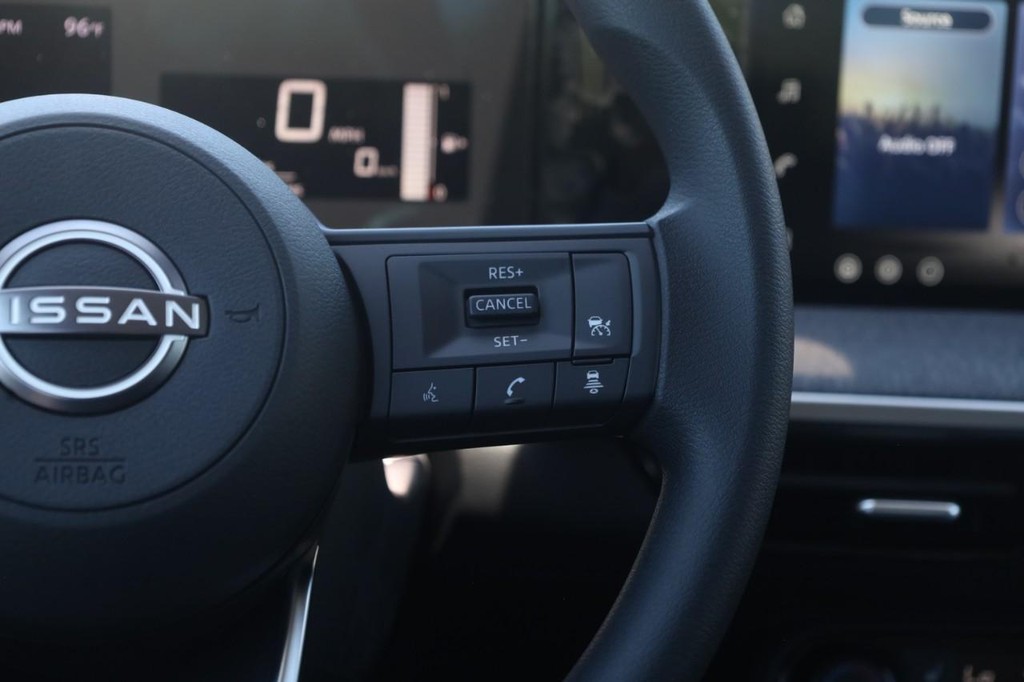 Nissan Kicks Vehicle Full-screen Gallery Image 9