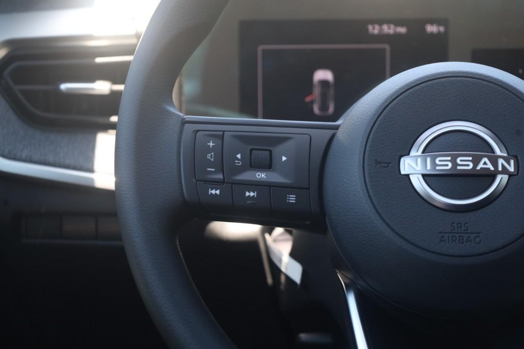 Nissan Kicks Vehicle Full-screen Gallery Image 10