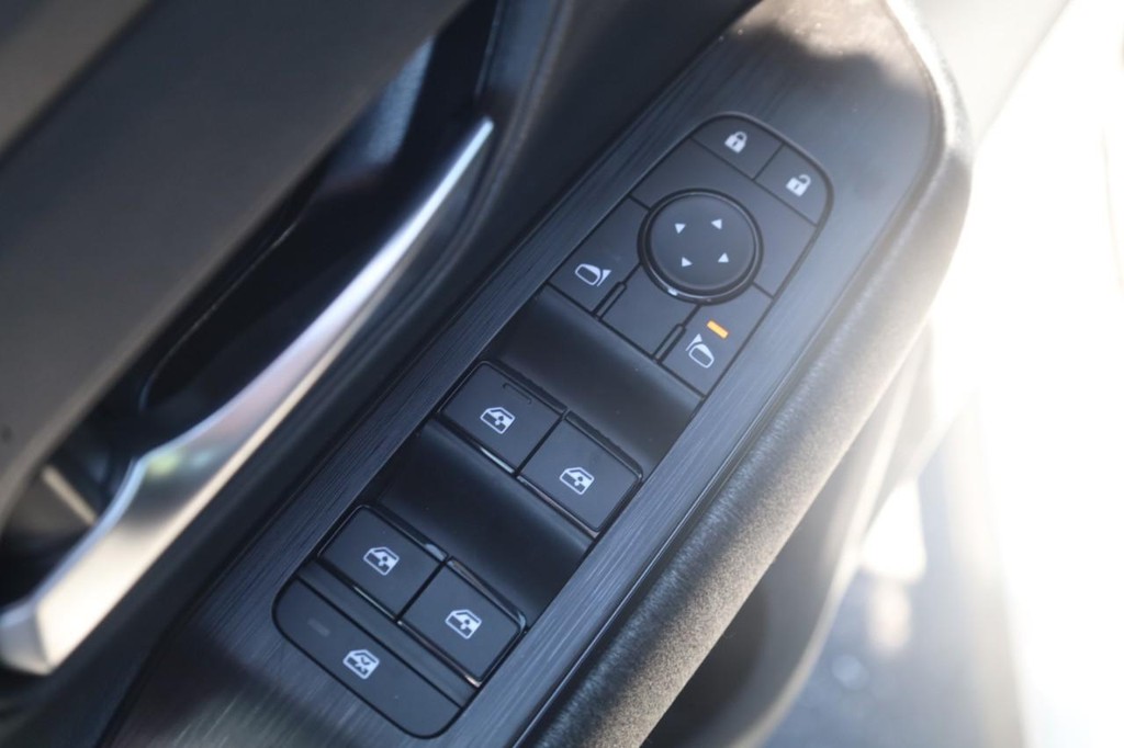 Nissan Kicks Vehicle Full-screen Gallery Image 11