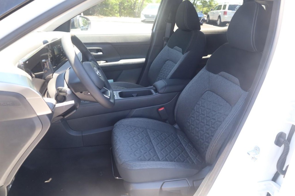 Nissan Kicks Vehicle Full-screen Gallery Image 19