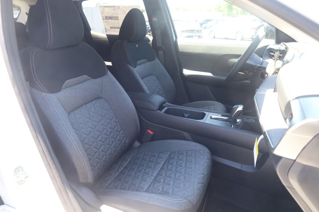 Nissan Kicks Vehicle Full-screen Gallery Image 20
