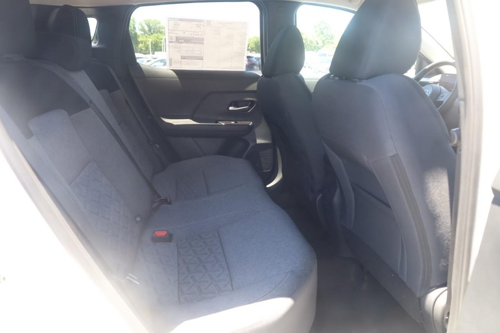 Nissan Kicks Vehicle Full-screen Gallery Image 21