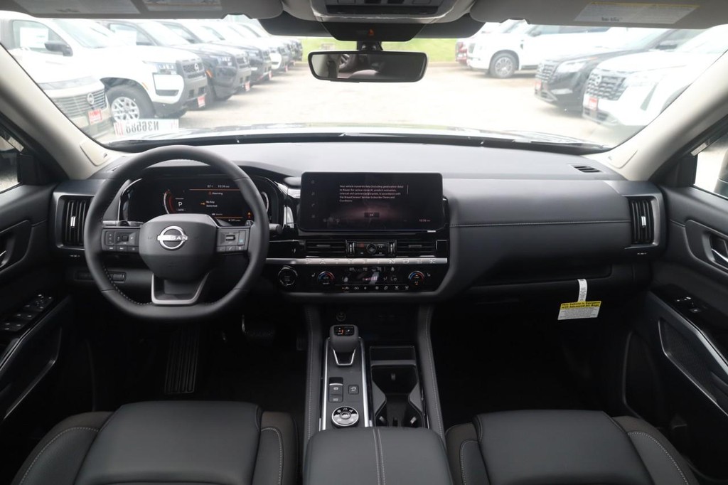 Nissan Pathfinder Vehicle Full-screen Gallery Image 7