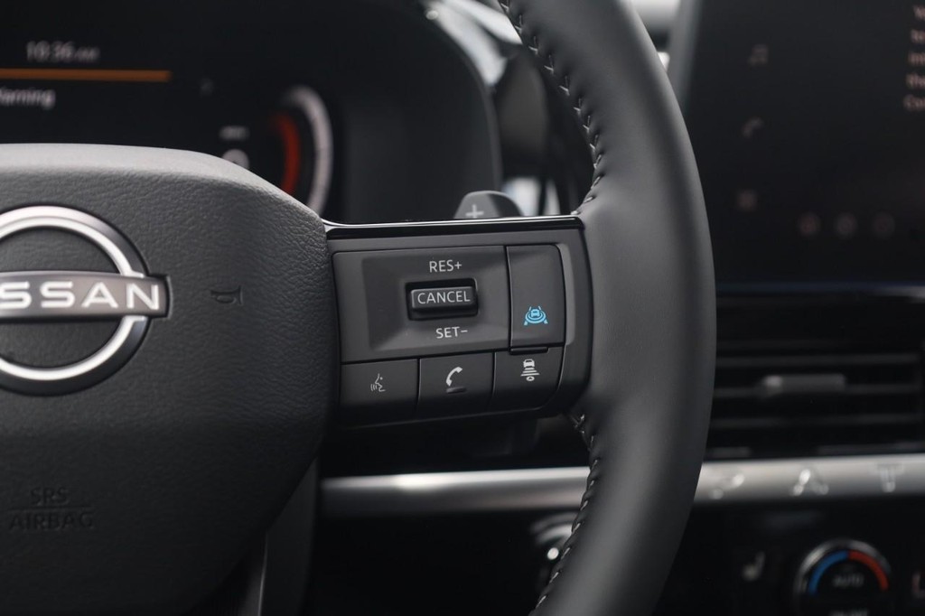 Nissan Pathfinder Vehicle Full-screen Gallery Image 9