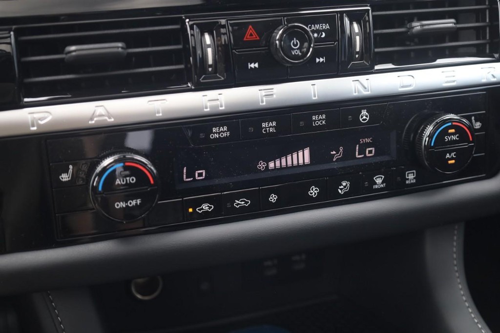 Nissan Pathfinder Vehicle Full-screen Gallery Image 16