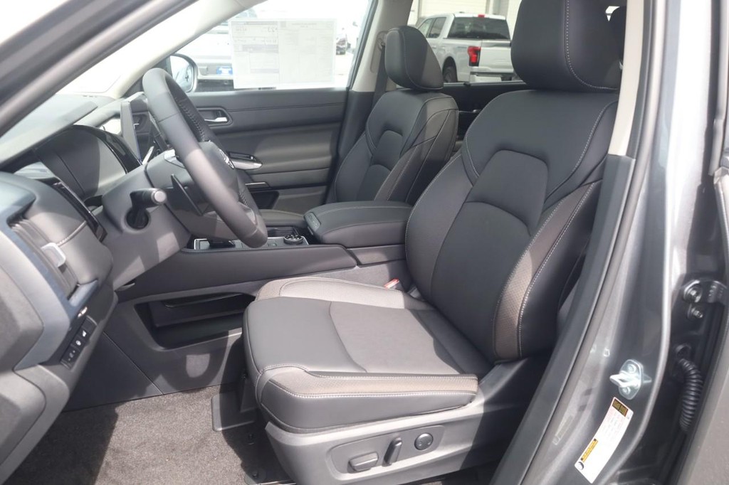 Nissan Pathfinder Vehicle Full-screen Gallery Image 20