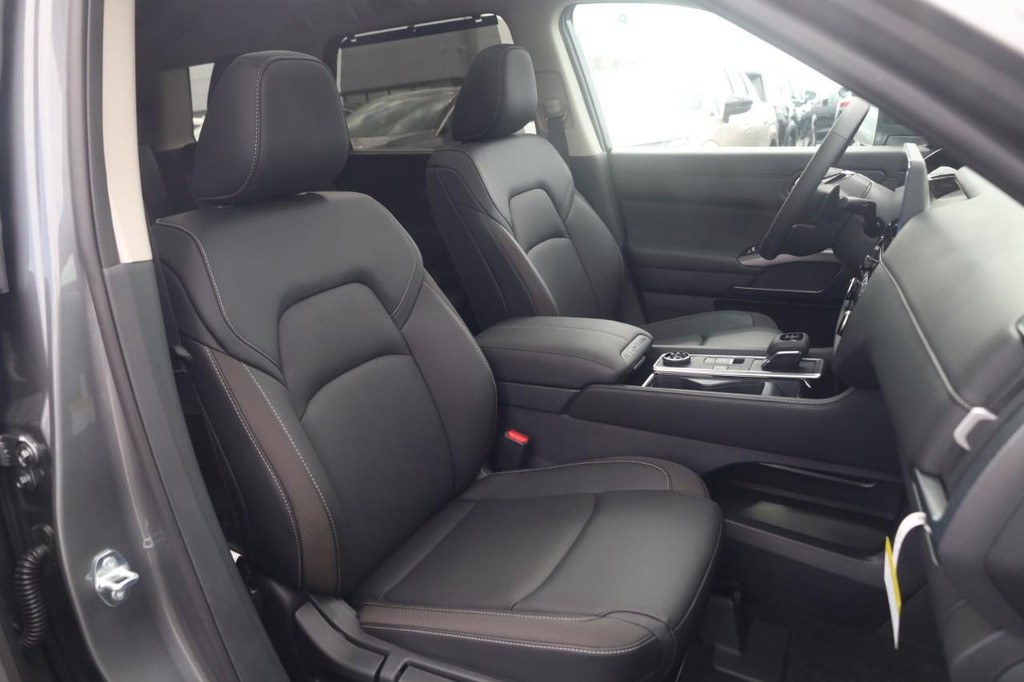 Nissan Pathfinder Vehicle Full-screen Gallery Image 21
