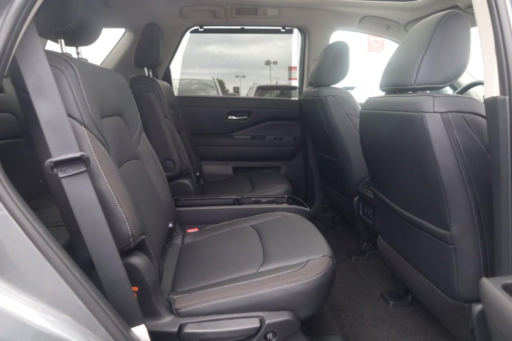 Nissan Pathfinder Vehicle Full-screen Gallery Image 22