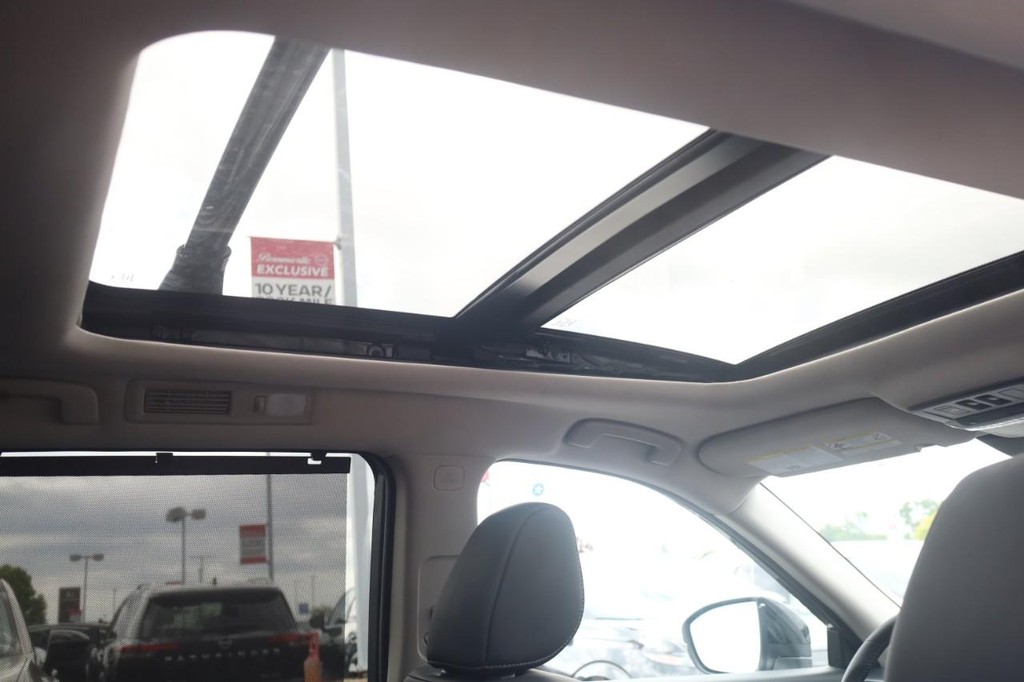 Nissan Pathfinder Vehicle Full-screen Gallery Image 23