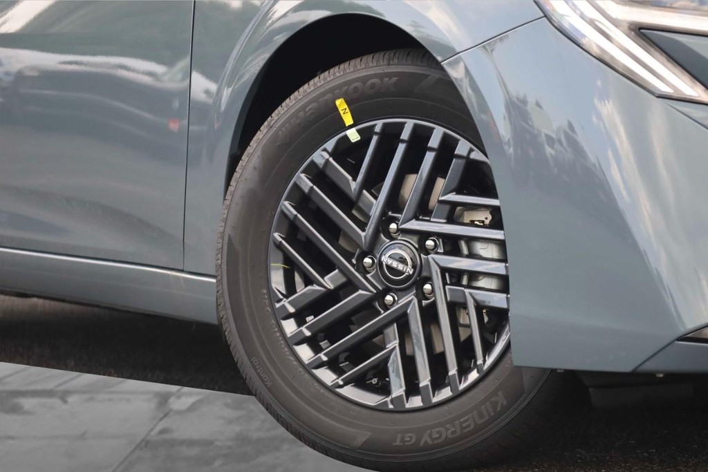 Nissan Sentra Vehicle Full-screen Gallery Image 3