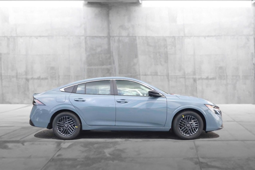 Nissan Sentra Vehicle Full-screen Gallery Image 5