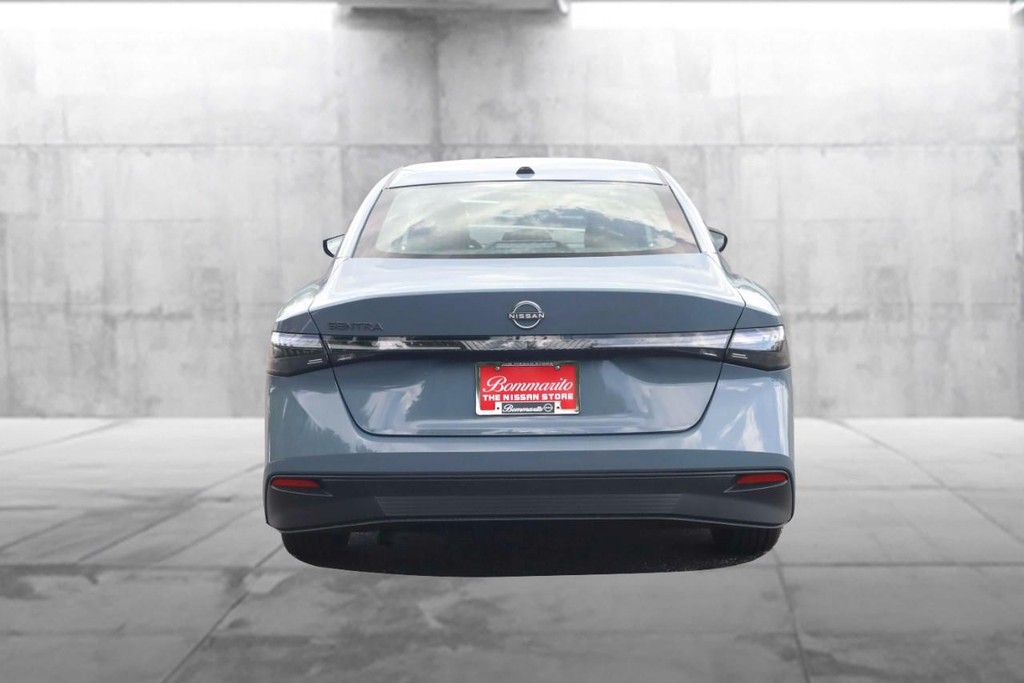 Nissan Sentra Vehicle Full-screen Gallery Image 6