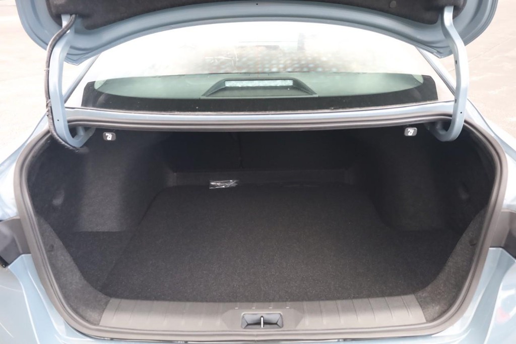 Nissan Sentra Vehicle Full-screen Gallery Image 7
