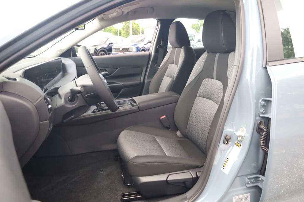 Nissan Sentra Vehicle Full-screen Gallery Image 8