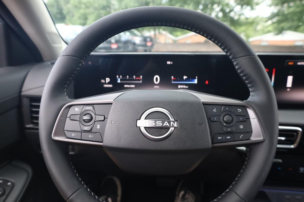 Nissan Sentra Vehicle Full-screen Gallery Image 9