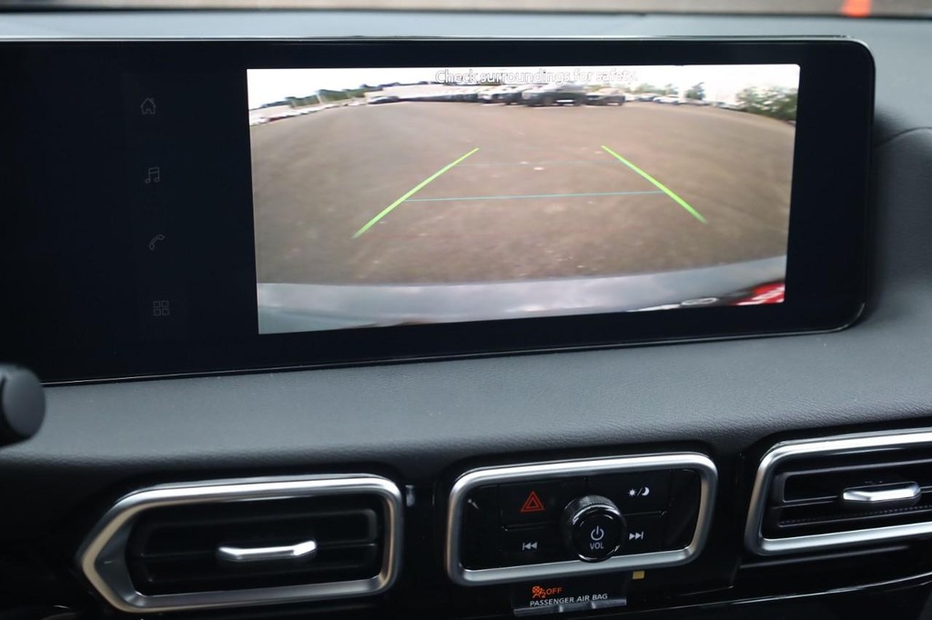 Nissan Sentra Vehicle Full-screen Gallery Image 12