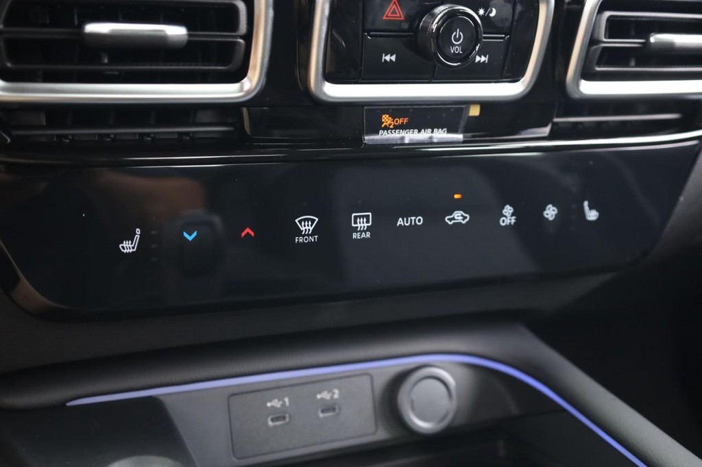 Nissan Sentra Vehicle Full-screen Gallery Image 13