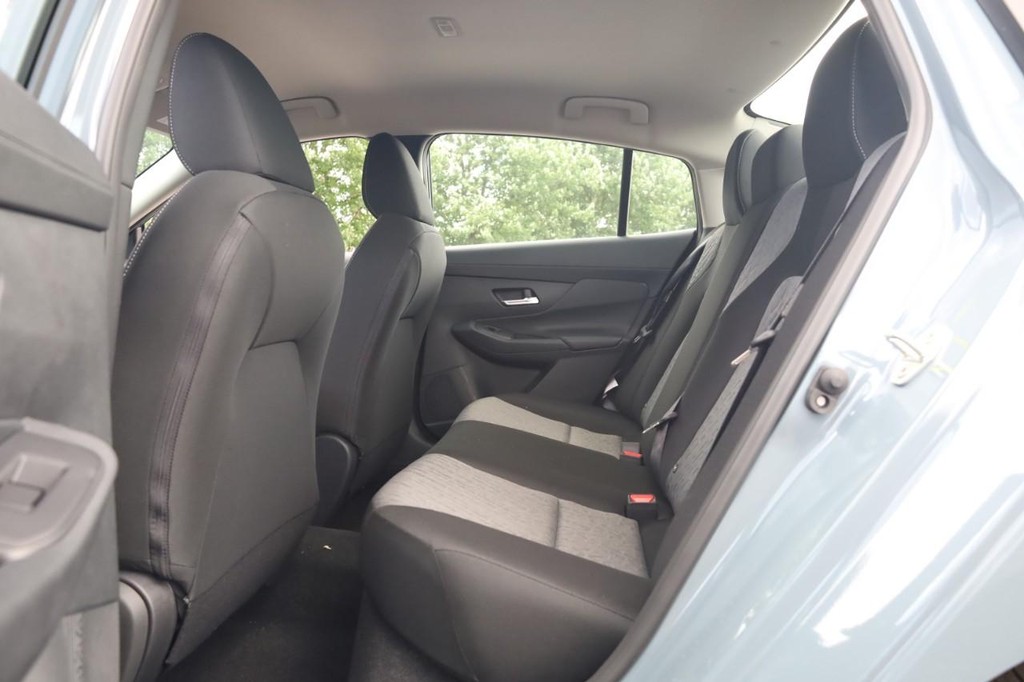 Nissan Sentra Vehicle Full-screen Gallery Image 20