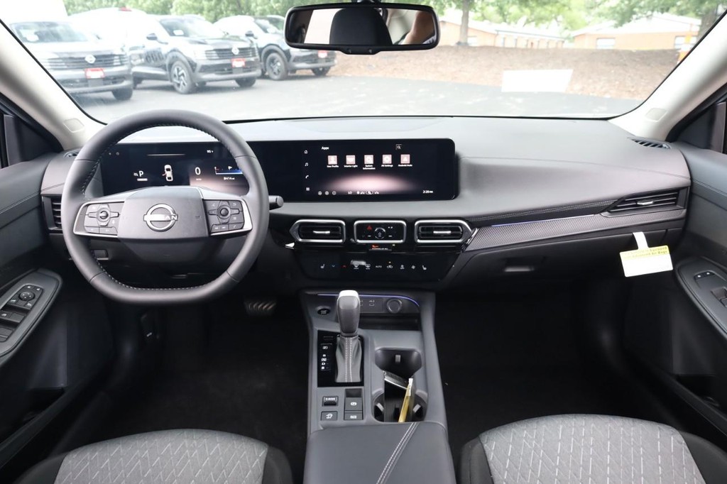 Nissan Sentra Vehicle Full-screen Gallery Image 21