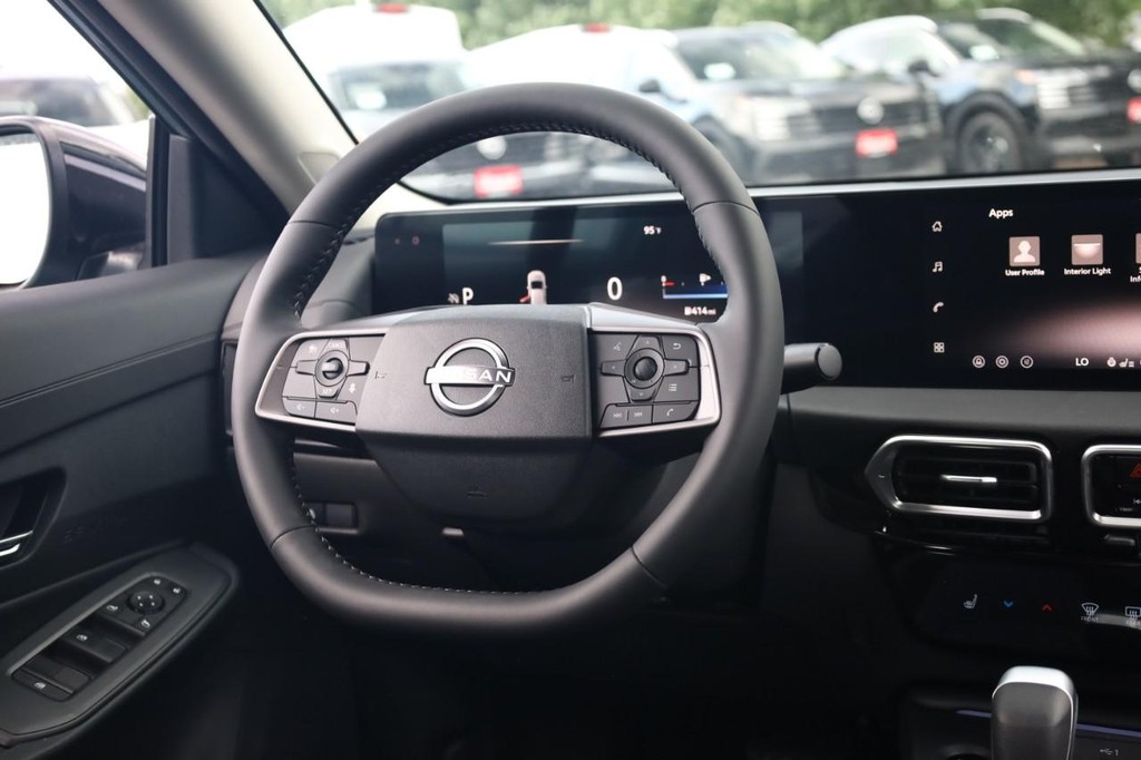 Nissan Sentra Vehicle Full-screen Gallery Image 22