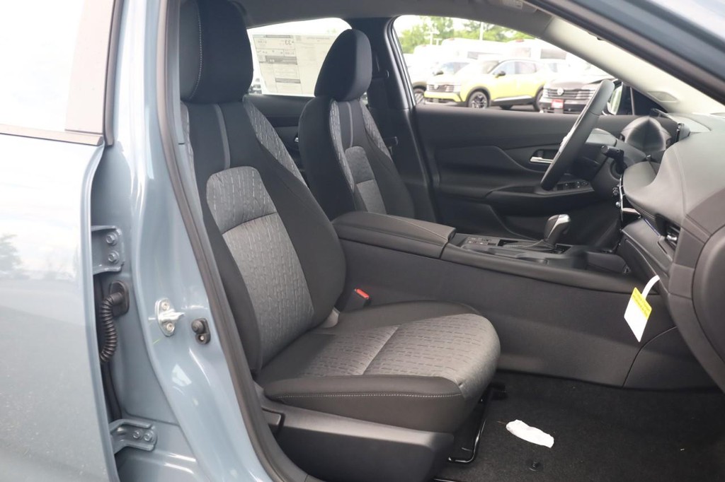 Nissan Sentra Vehicle Full-screen Gallery Image 23
