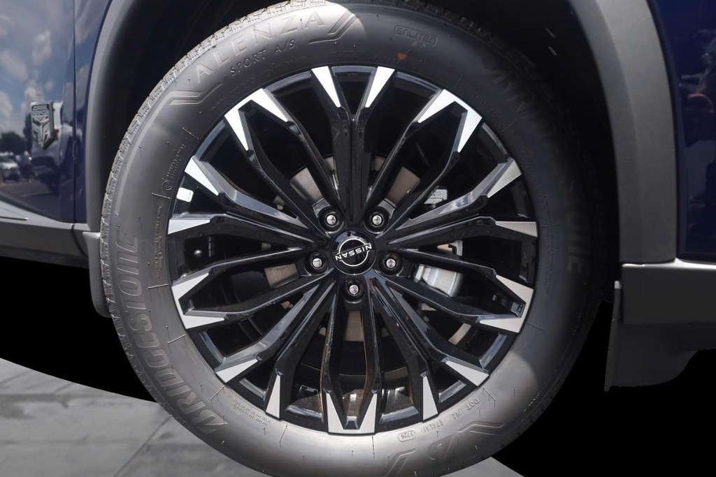 Nissan Rogue Vehicle Full-screen Gallery Image 3