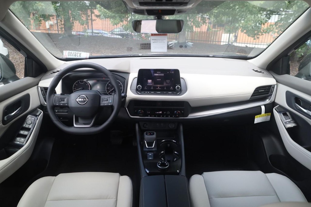 Nissan Rogue Vehicle Full-screen Gallery Image 7