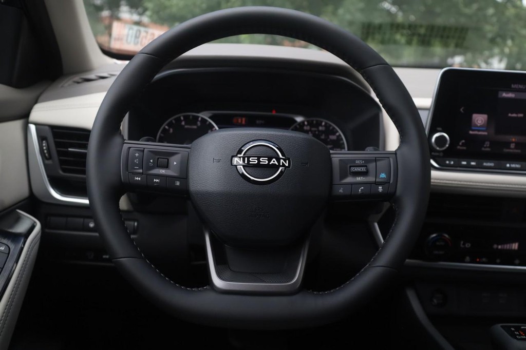 Nissan Rogue Vehicle Full-screen Gallery Image 8