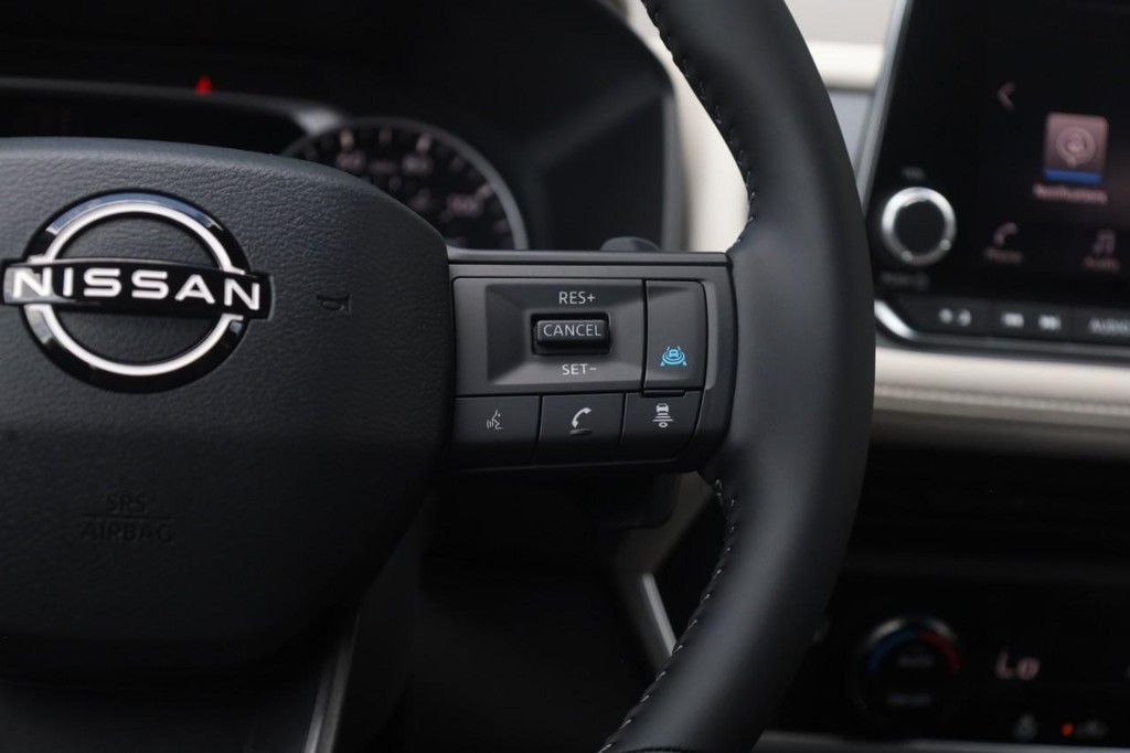 Nissan Rogue Vehicle Full-screen Gallery Image 9