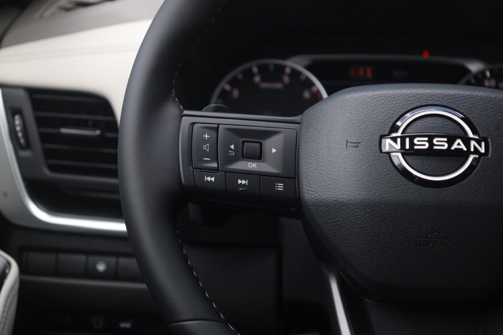Nissan Rogue Vehicle Full-screen Gallery Image 10