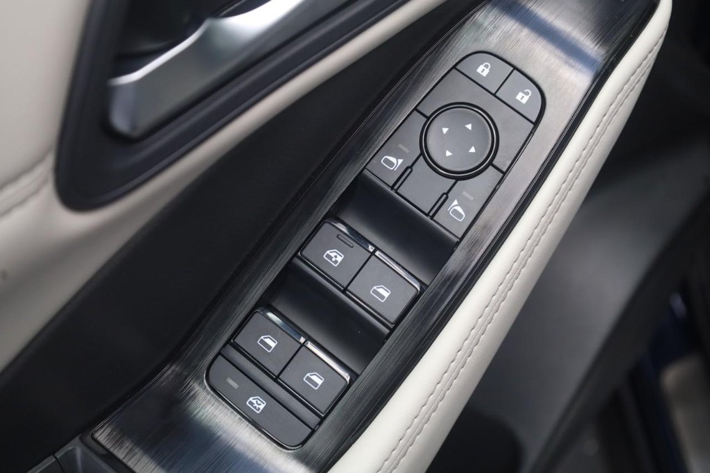 Nissan Rogue Vehicle Full-screen Gallery Image 11