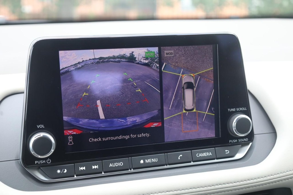 Nissan Rogue Vehicle Full-screen Gallery Image 15