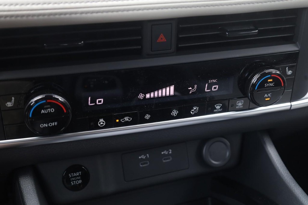 Nissan Rogue Vehicle Full-screen Gallery Image 16