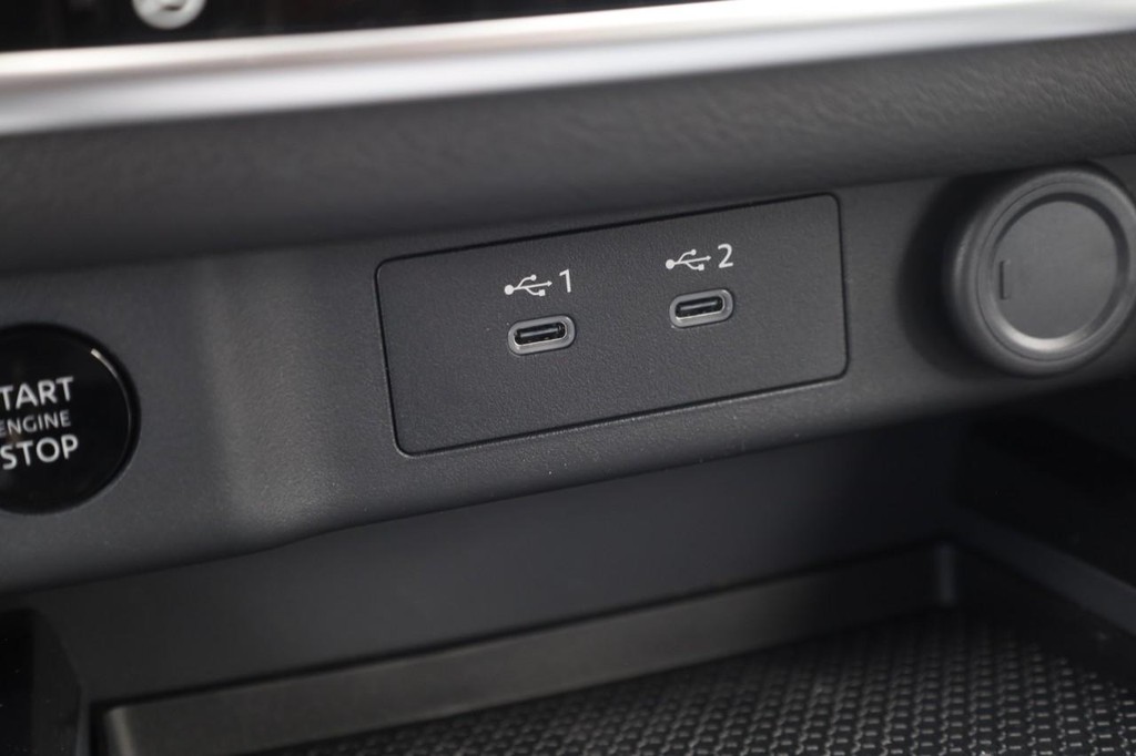 Nissan Rogue Vehicle Full-screen Gallery Image 17