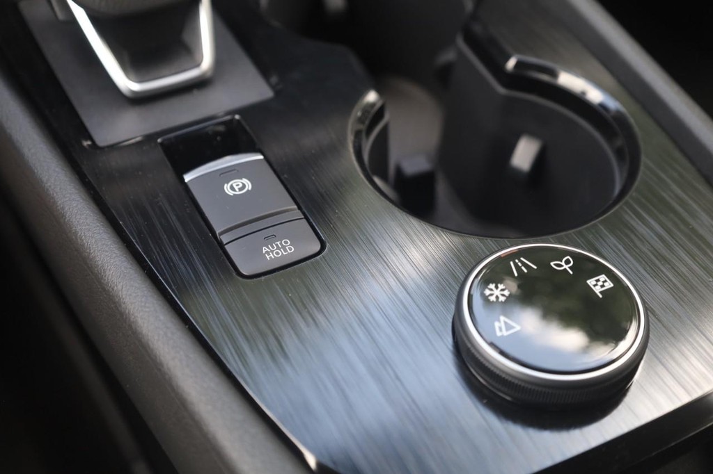 Nissan Rogue Vehicle Full-screen Gallery Image 18