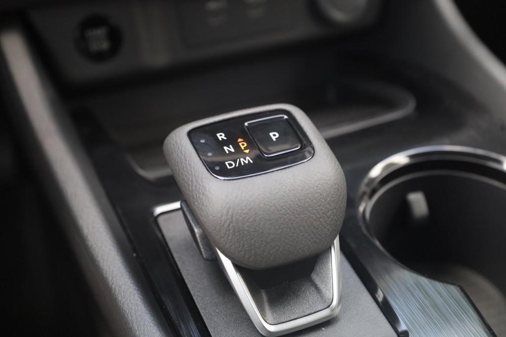 Nissan Rogue Vehicle Full-screen Gallery Image 19