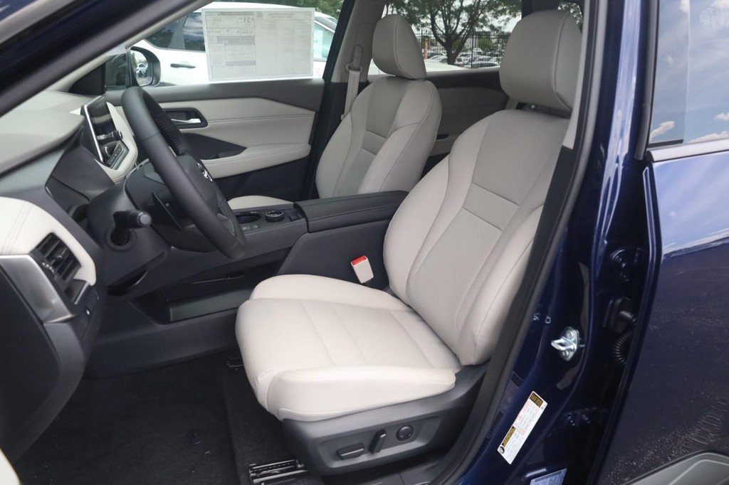 Nissan Rogue Vehicle Full-screen Gallery Image 20